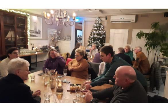 Serina serveert in restaurant de Watertoren