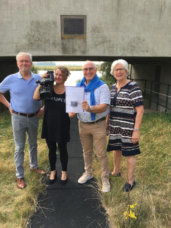 ondertekening contract filmproject Stichting StadsHerauten Steenbergen 