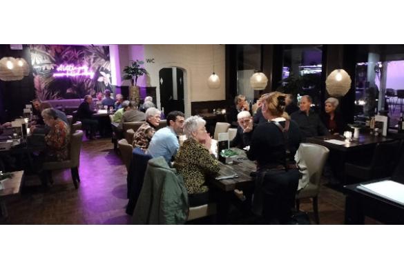 Groepje bij bar-bistro Dok